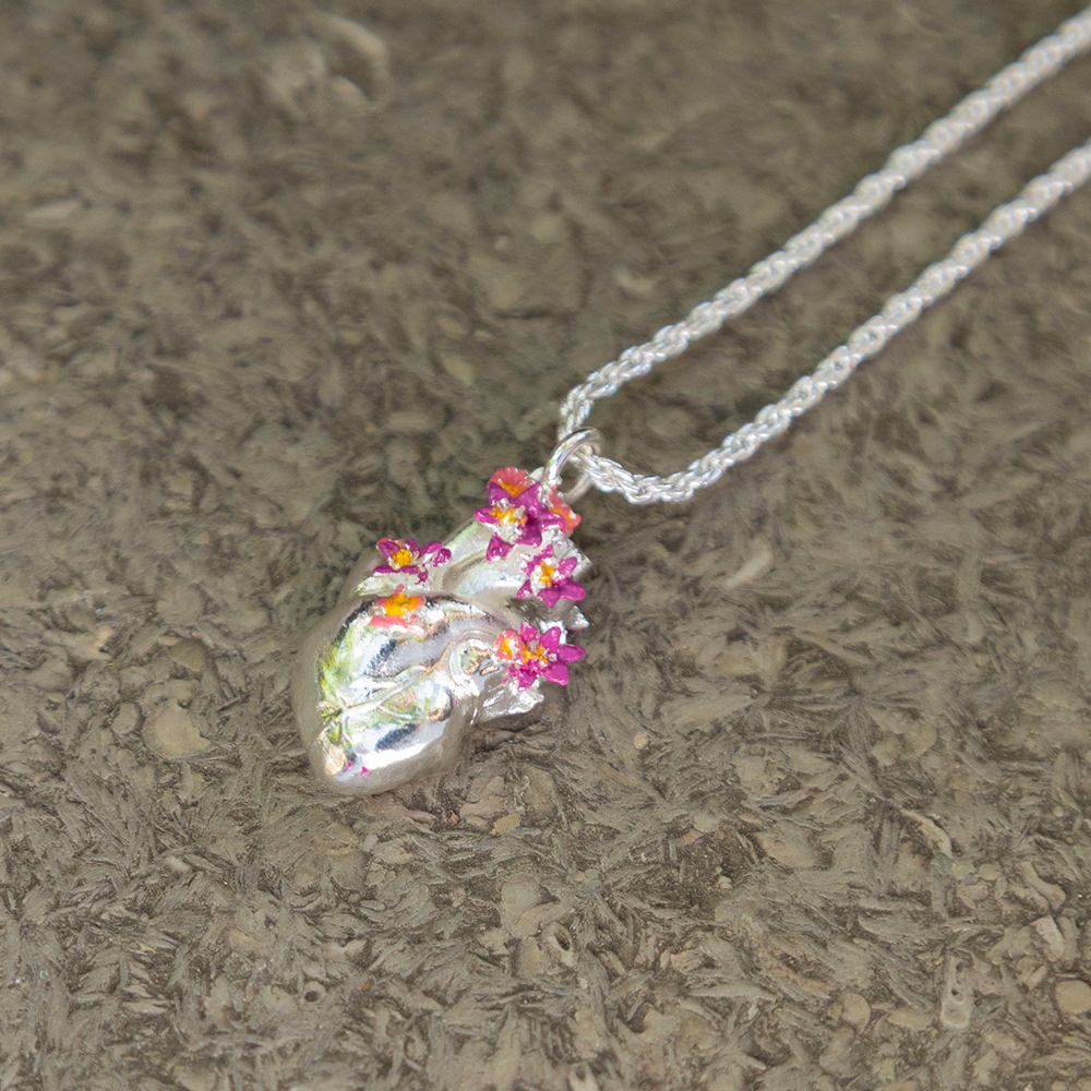 COLLAR CORAZÓN ANATÓMICO PINTADO PEQUEÑO PINTADO
