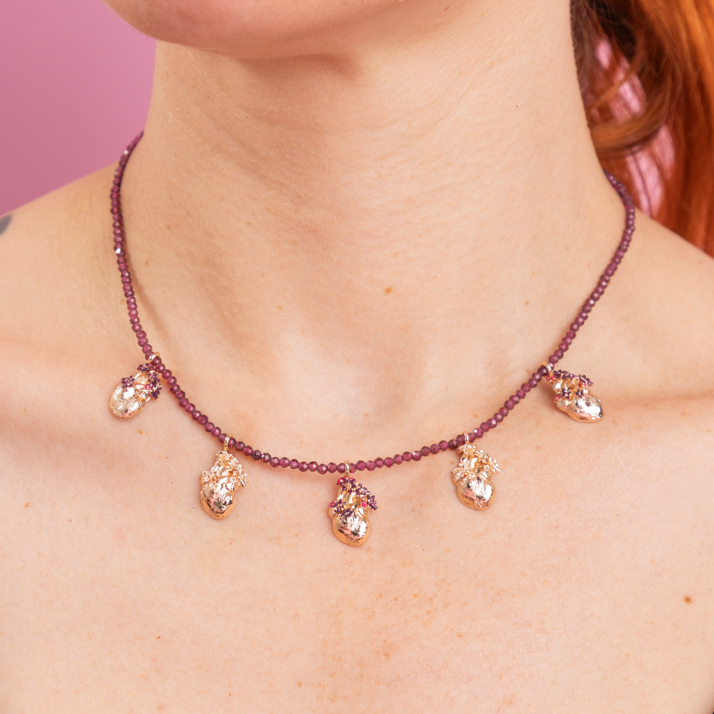 COLLAR CORAZÓN ANATÓMICO MINI Y GRANATES